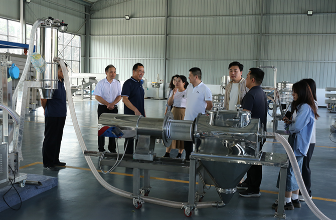 頂端新聞記者 鄒皓羽 振動篩分、封頭制造、金水電纜、中原農(nóng)谷，一個個都是新鄉(xiāng)市重點產(chǎn)業(yè)的響亮名片。 9月21日，“十大戰(zhàn)略進行時——數(shù)智河南 豫見未來”采訪團抵達新鄉(xiāng)市，深入了解該市重點產(chǎn)業(yè)數(shù)智轉(zhuǎn)型的產(chǎn)業(yè)布局情況。 振動產(chǎn)業(yè)看新鄉(xiāng)，精細篩分高服強 “常說新飛冰箱好，以后是新鄉(xiāng)篩分好。”在新鄉(xiāng)市高服篩分機械有限公司，董事長賀占胥是一名務(wù)實者，從1982年創(chuàng)立公司至今，他已經(jīng)在振動篩分行業(yè)深耕了30多年。 振動篩分行業(yè)雖是一個小眾領(lǐng)域，但在工業(yè)生產(chǎn)制造中卻發(fā)揮著關(guān)鍵作用。“篩分作業(yè)是重要的生產(chǎn)環(huán)節(jié)之一，振動篩分設(shè)備相當(dāng)于工業(yè)之腎，可以大幅提高生產(chǎn)原材料的品質(zhì)質(zhì)量和生產(chǎn)效率。” 賀占胥表示，無論客戶提出多細微的篩分要求，我們百分百都能做好! 在賀占胥的帶領(lǐng)下，公司專注于精準篩分設(shè)備的研發(fā)和制造，從概率篩分到準確分級，從無塵篩分過濾到構(gòu)建智能化篩分系統(tǒng)，解決了在精細篩分領(lǐng)域眾多“卡脖子”難題，成功研發(fā)出國內(nèi)首套新型超精細氣流篩分機，隨著創(chuàng)新突破，還研制出了旋振篩、超聲篩等多項新產(chǎn)品，成為精細篩分行業(yè)中的領(lǐng)先者，2021年獲評國家級專精特新“小巨人”企業(yè)。 “從創(chuàng)新驅(qū)動的角度來說，我們目前獲準有400多項國家專利。”高服篩分機械有限公司研發(fā)部副總王躍河表示，公司創(chuàng)新緊貼市場需求，在精細篩分領(lǐng)域做到了設(shè)備品種最全，用戶最廣。“每年投入的科研經(jīng)費占銷售收入的5%-7%。” 據(jù)了解，新鄉(xiāng)縣現(xiàn)有振動設(shè)備生產(chǎn)企業(yè)334家，配套生產(chǎn)企業(yè)110余家，形成了完整的上下游產(chǎn)業(yè)鏈，全國振動機械總產(chǎn)量60%來自新鄉(xiāng)。2022年，新鄉(xiāng)縣的振動產(chǎn)業(yè)占全國市場80%。2023年4月，新鄉(xiāng)縣被中國重型機械工業(yè)協(xié)會授予“振動之都”稱號。 來源：頂端新聞